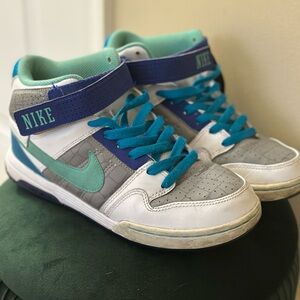 ✔️Nike high top sneakers💙🩵✔️